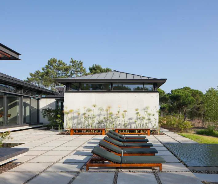 Pátio exterior da Casa Açude, na Comporta