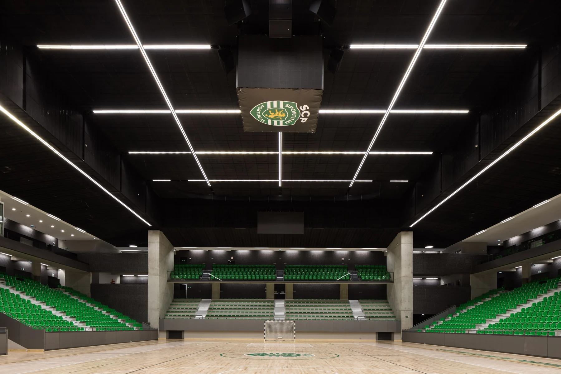 Interior do Pavilhão João Rocha, com a arena e as bancadas