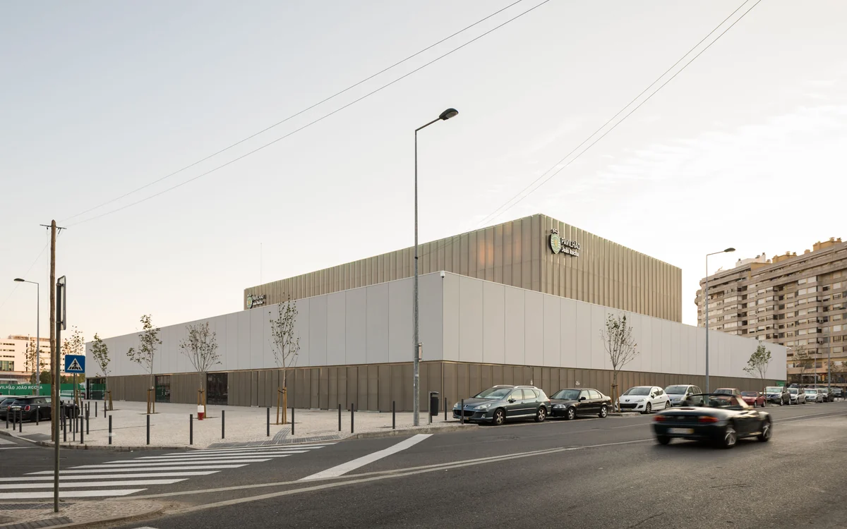 Pavilhão João Rocha, vista exterior no contexto urbano de Lisboa