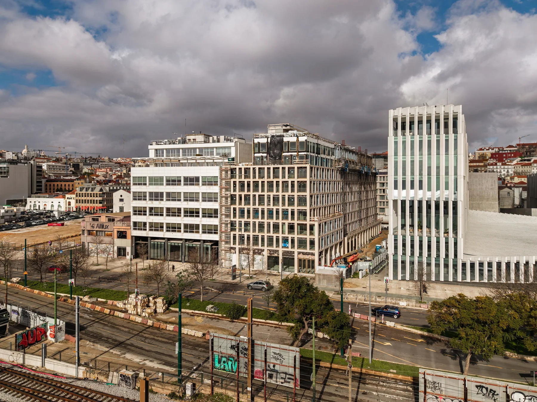 River Quarter em construção, enquadrado na frente ribeirinha de Lisboa